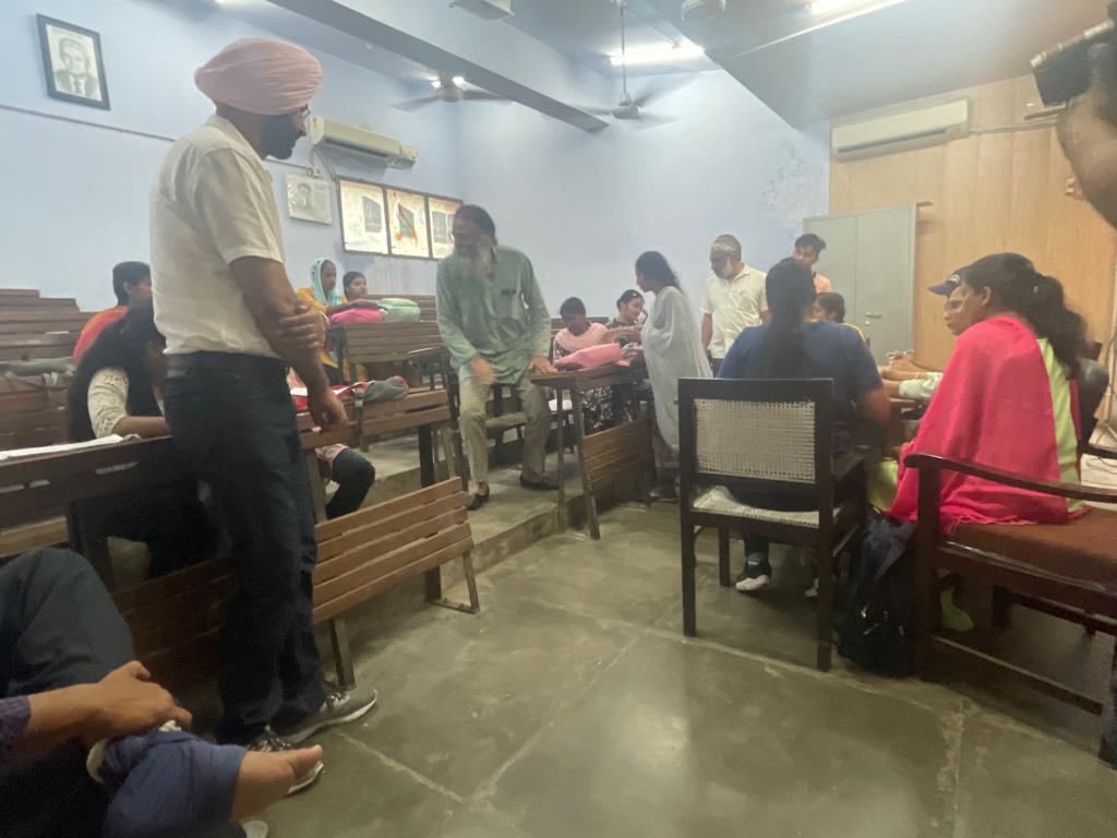 PbiUniPatiala's tweet photo. ਭਾਸ਼ਾਵਾਂ ਦੇ ਖੇਤਰ ਵਿੱਚ ਪੰਜ ਸਾਲਾ ਇੰਟਿਗਰੇਟਿਡ ਕੋਰਸ ਦੀ ਚੱਲ ਰਹੀ ਕਾਊਂਸਲਿੰਗ ਦੌਰਾਨ ਵਾਈਸ ਚਾਂਸਲਰ ਪ੍ਰੋ. ਅਰਵਿੰਦ ਵੱਲੋਂ ਵੱਖ-ਵੱਖ ਵਿਦਿਆਰਥੀਆਂ ਅਤੇ ਕੋਰਸ ਕੋਆਰਡੀਨੇਟਰ ਪ੍ਰੋ. ਸੁਰਜੀਤ ਸਿੰਘ ਨਾਲ਼ ਸੰਵਾਦ ਰਚਾਇਆ ਗਿਆ:
#punjabiuniversity #admissionsopen2022_23 #FYIC @arvind_iiserm @daljitami @surjitpbiu https://t.co/z9Wl0rJY3T