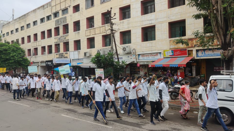 Jdp3098's tweet photo. Stop insulting us by paying ₹4200 as 'Stipend'
We need Change!!💪

We demand ₹18000 stipend.
#Day5_of_guj_vets_on_strike
#Increase_Guj_Vet_Stipend
#guj_vet_union

@PMOIndia @CMOGuj
@RaghavjiPatel @sanghaviharsh
@PRupala @KanuDesai180
@DivyaBhaskar
@sandeshnews https://t.co/s0U4UAVVzS