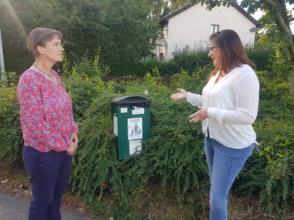 SelaineSaxby's tweet photo. We are lucky enough in #NDevon to have gorgeous countryside, parks are still a key part of our community but dog mess can still be a problem. 4% of dog owners admit to not cleaning up after their pups! #LoveParksWeek #BagItBinIt #AnyBinWillDo 🌳🐶🌼 https://t.co/fSCq555C9V