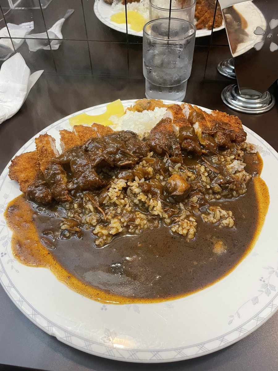 とんかつ2枚乗せBIGカレー！
ずっーーとずーーっと来たかった名店に、
カレーを食べに来ました。
これから大事な仕事があるので、栄養補給です。

夏はやっぱりカレーでしょ！！
美味すぎてしばし言葉を失う。。
んまぁぁい！