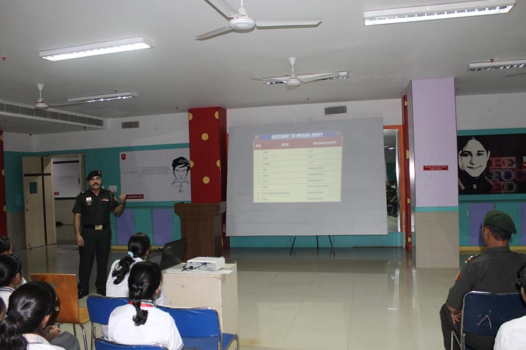 SWComd_IA's tweet photo. #AzadiKaAmritMahotsav #StudentsOutreach ๐ค
Motivational lecture conducted by Gallantry Award Winner of #DotOnTgt Division to 150 #Students PalladiumSchool #Hisar to spread awareness on #JoinIndianArmy
#SaptaShaktiCommand
@adgpi
@PRODefRjsthn
@IndiaSports @mygovindia @HQ_DG_NCC https://t.co/WpbU2dLLsl