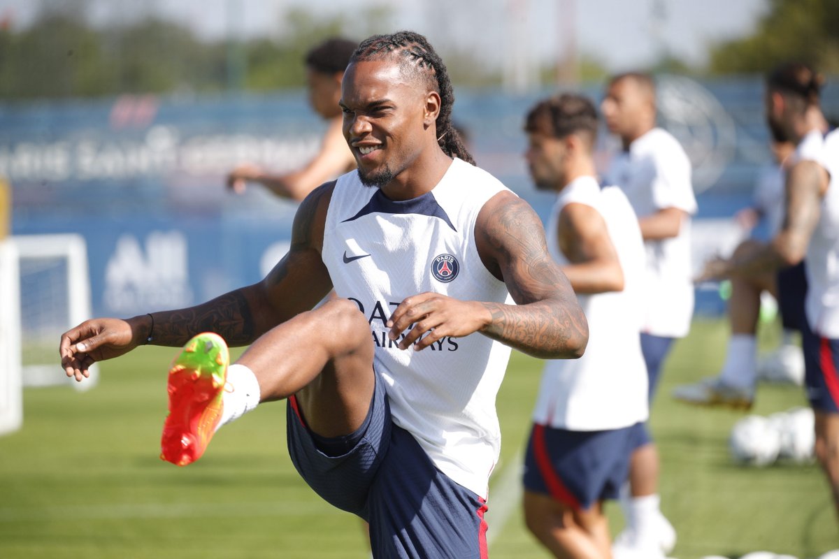 PSG_inside's tweet image. La première séance collective pour @renatosanches35 ! 🔴🔵

👋 #WelcomeRenato 

#CF63PSG I @qatarairways