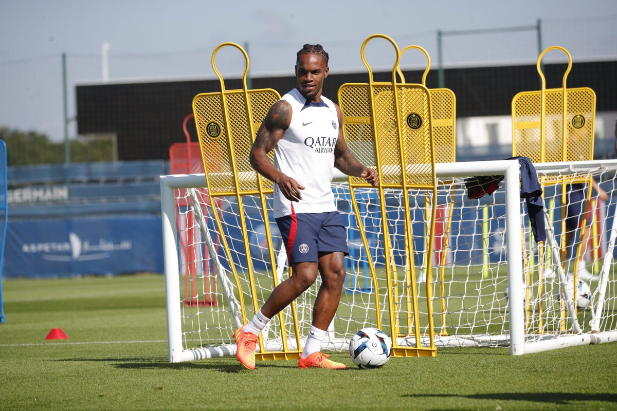 PSG_inside's tweet image. La première séance collective pour @renatosanches35 ! 🔴🔵

👋 #WelcomeRenato 

#CF63PSG I @qatarairways