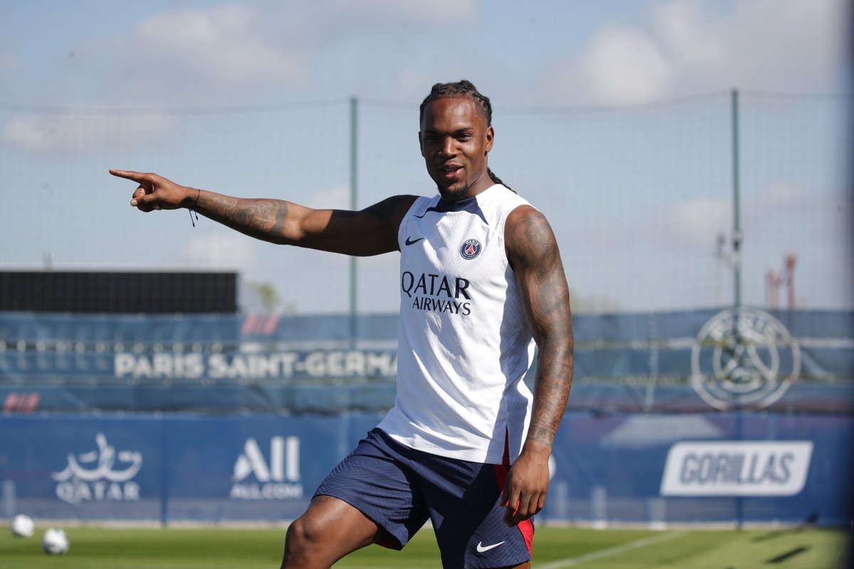PSG_inside's tweet image. La première séance collective pour @renatosanches35 ! 🔴🔵

👋 #WelcomeRenato 

#CF63PSG I @qatarairways