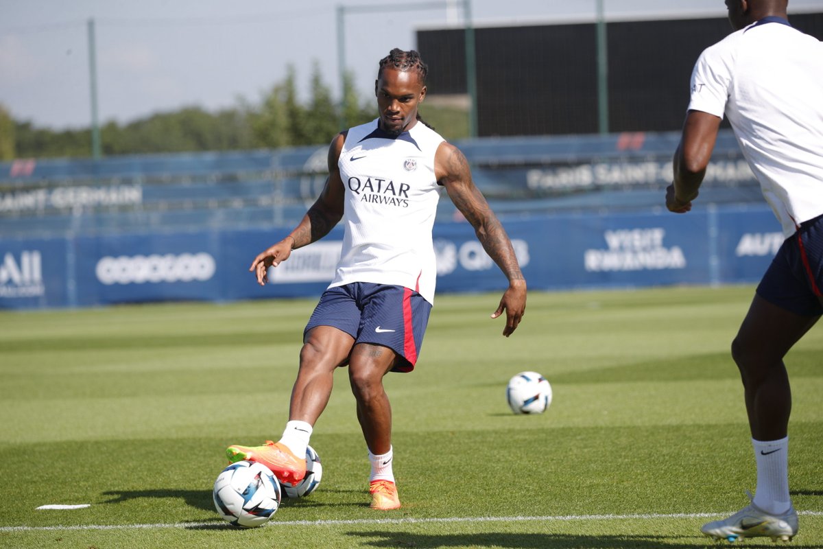 PSG_inside's tweet image. La première séance collective pour @renatosanches35 ! 🔴🔵

👋 #WelcomeRenato 

#CF63PSG I @qatarairways