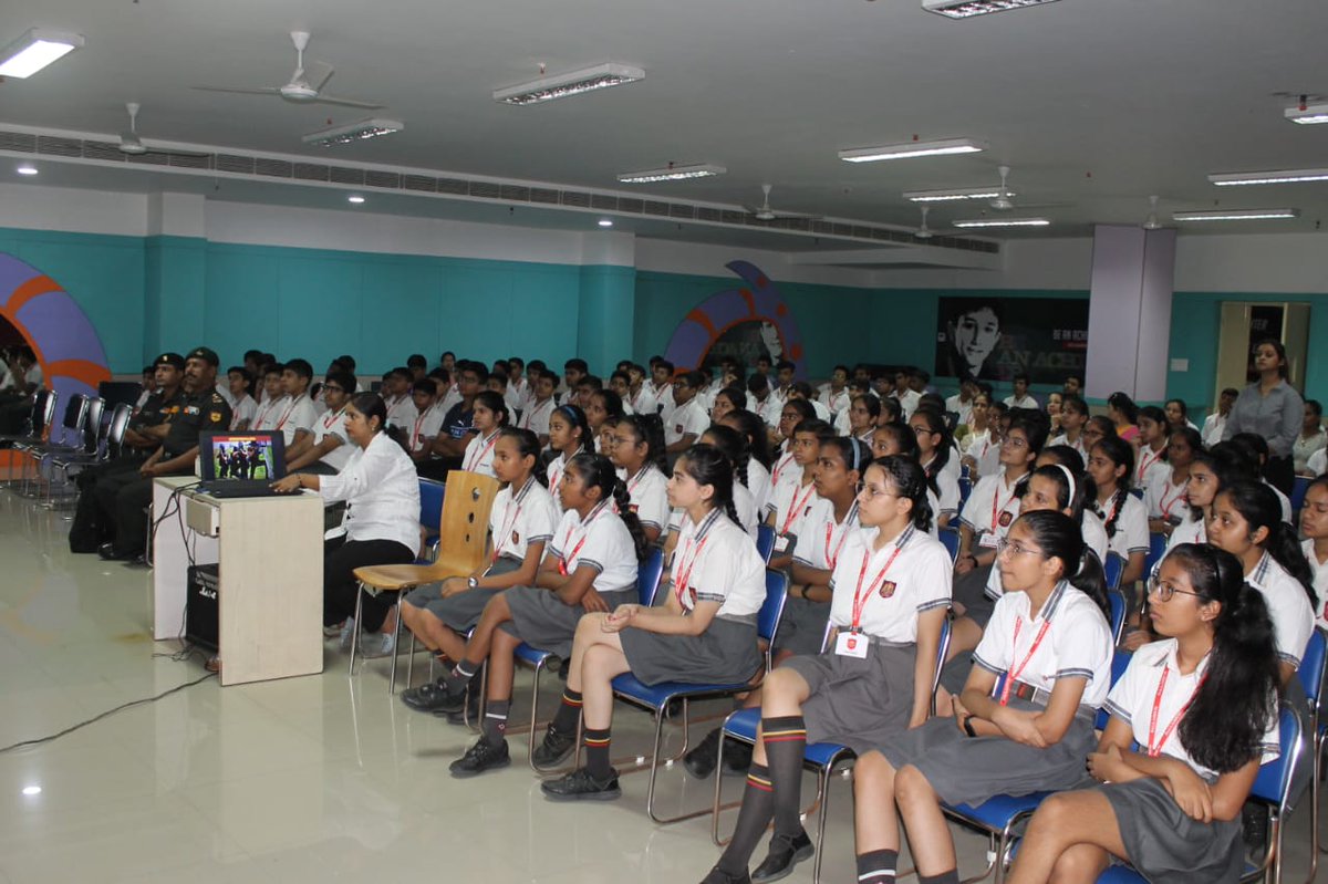 SWComd_IA's tweet photo. #AzadiKaAmritMahotsav #StudentsOutreach ๐ค
Motivational lecture conducted by Gallantry Award Winner of #DotOnTgt Division to 150 #Students PalladiumSchool #Hisar to spread awareness on #JoinIndianArmy
#SaptaShaktiCommand
@adgpi
@PRODefRjsthn
@IndiaSports @mygovindia @HQ_DG_NCC https://t.co/WpbU2dLLsl