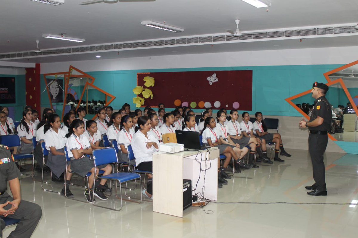 SWComd_IA's tweet photo. #AzadiKaAmritMahotsav #StudentsOutreach ๐ค
Motivational lecture conducted by Gallantry Award Winner of #DotOnTgt Division to 150 #Students PalladiumSchool #Hisar to spread awareness on #JoinIndianArmy
#SaptaShaktiCommand
@adgpi
@PRODefRjsthn
@IndiaSports @mygovindia @HQ_DG_NCC https://t.co/WpbU2dLLsl