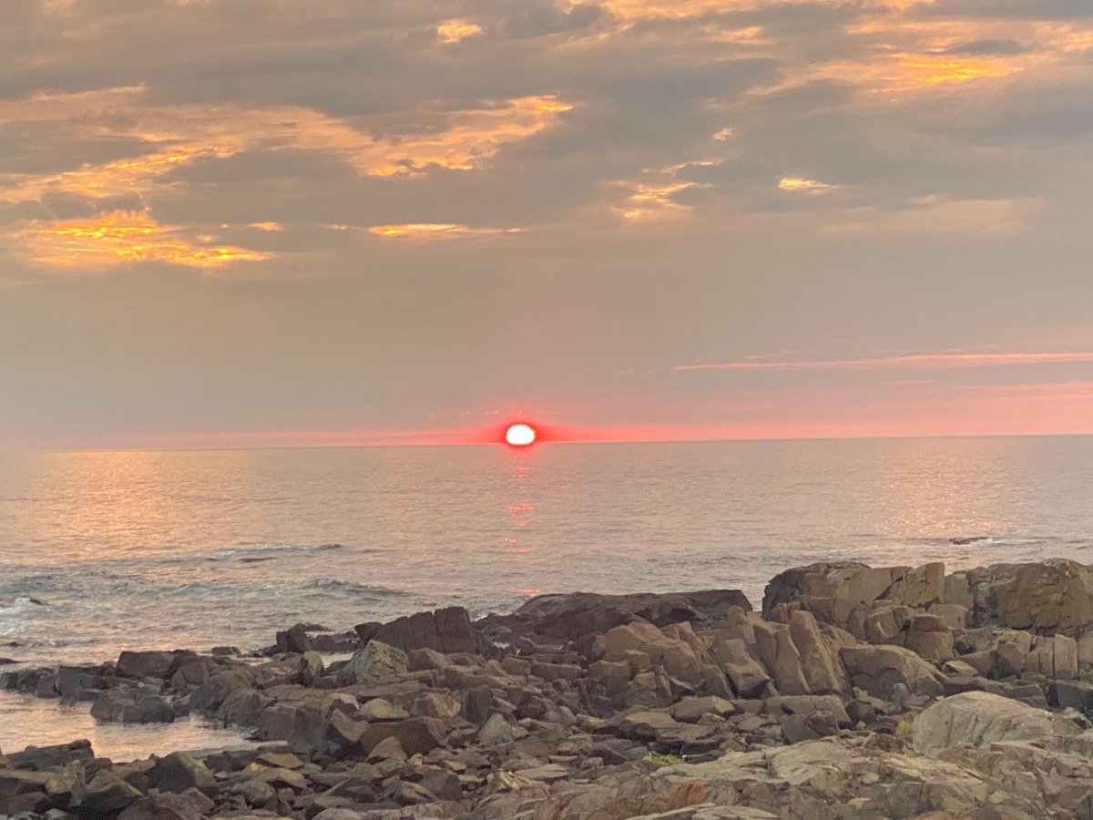 rick03907's tweet photo. Friday sun #ogunquit #maine #sunrise ⁦@MattNBCBoston⁩ ⁦@SurfSkiWeather⁩ ⁦@JeffNBCBoston⁩ ⁦@susantran⁩ ⁦@MichaelPageWx⁩ ⁦@DeniseWX⁩ ⁦@CecyTelemundo⁩ ⁦@KatSotnik⁩ ⁦@TaniaLealTV⁩ ⁦@AaronNBCBoston⁩ ⁦@StormHour⁩ https://t.co/AQXwn5STlH