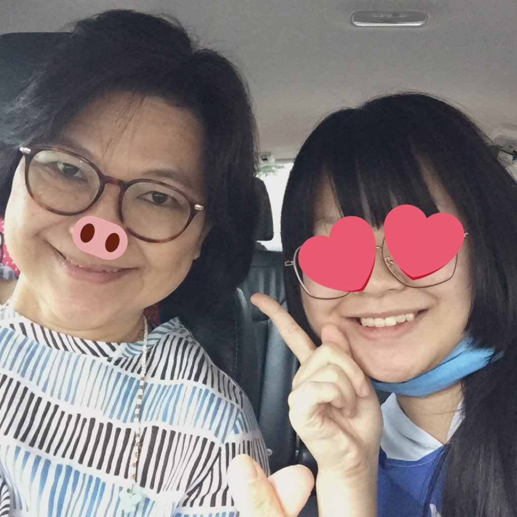 makurpe1091's tweet photo. แม่เป็นหมูยอค่ะ อายุ55ปีแล้ว ตอนรู้ว่าได้ต���๋วโซนaมีความสุขมาก💕 เราไม่ได้ตามดารา แต่โชคดีได้บัตรเกินที่เขาปล่อยต่อราคาเท่าเดิมมา ถ้าเจอในงานรบกวนอย่าผลักคุณแม่แรงนะคะ พอดีหลังท่านไม่ค่อยดี แต่ใส่ที่ดามหลัง+เตรียมยาดม พร้อม💪💕
#warwanrat 
#Wars1stBDFanmeet https://t.co/DPoTJNl1mq