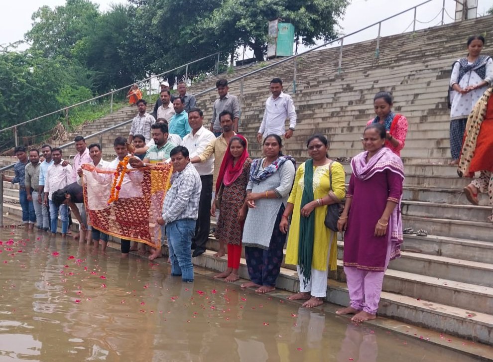 jhaghadiya's tweet photo. આજરોજ હડતાળના ચોથા દિવસે ઝગડીયા તાલુકા તલાટી મંડળ દ્વારા તલાટી કેડર ના પ્રશ્નોનું હકારાત્મક નિરાકરણ આવે અને સંવેદનશીલ સરકાર તે બાબતે વહેલી ટકે નિરાકરણ લાવે એ માટે ગુજરાતની જીવાદોરી માઁ નર્મદા મૈયાને શ્રીફળ, ચૂંદડી ચઢાવી પ્રાર્થના કરવામાં આવી.
@CMOGuj @brijeshmeja1 @GRTMM1 https://t.co/zjKaLas02o