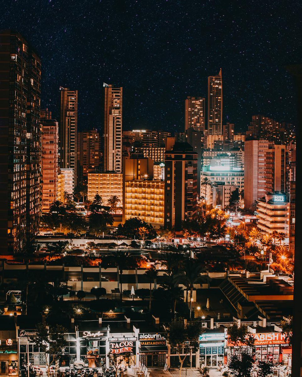 Buenas noches #Benidorm, hoy nos despedimos con esta bonita foto. ¿Que destacarías de nuestra ciudad? 🧡

Good evening #Benidorm, today we say goodbye with this beautiful photo. What would you highlight about our city? ✨

#goodnight #BenidormTeEspera