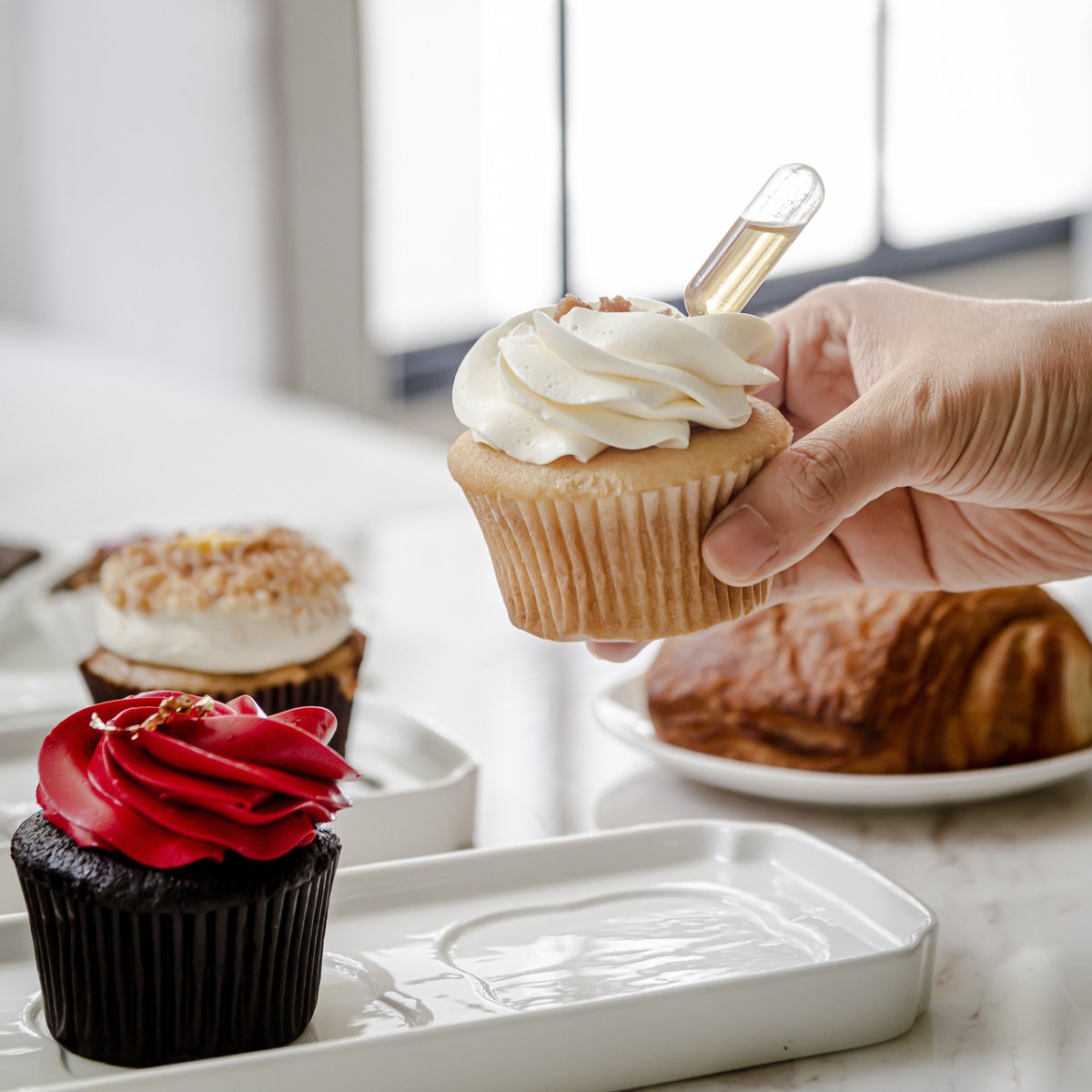 bkkmenu's tweet photo. ชวนชิมหลากหลายเมนูขนมหวานสไตล์อเมริกันที่ ‘Bakers Table’ กับบรรดาคัพเค้กหน้าตาสวยงาม เต็มไปด้วยรสชาติใหม่ ๆ ตามฤดูกาล พร้อมบรรยากาศสวย ๆ รายล้อมด้วยเฟอร์นิเจอร์นำเข้าจากอิตาลี
.
https://t.co/EwgurKfwg6
.
#bkkmenu #BakersTablexMatildaHome #BakersTable #cupcake #cafehopping https://t.co/QgmbHDSpHk