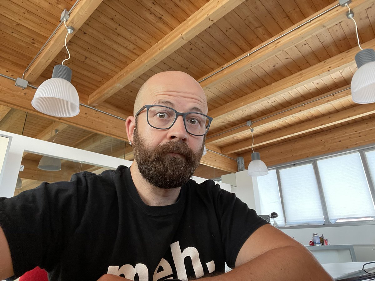 xandilor's tweet photo. La faccia di chi non ha le monete per ricaricare la chiavetta per il caffè 😱😱
#SendCoins https://t.co/tJXmeiJmhx