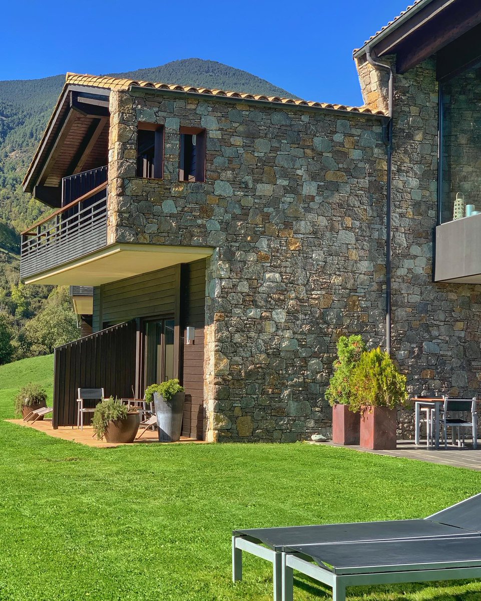 Passejar-se amb aquestes vistes ens omple de benestar, oi? 🌿

A l'<a href="/Hotelresguard/">Resguard dels Vents</a> el silenci no passa desapercebut.🤫 Descobreix com aquest oasi termal de la vall de Ribes pot convertir-se en una oda de contemplació espiritual i benestar. 

👉 loom.ly/PmphuP4
#inpyrenees