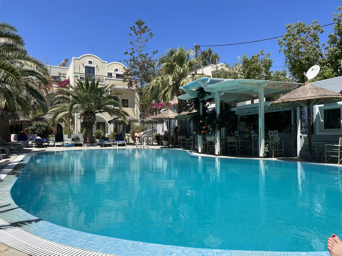 Can’t complain 😌🍸 #CantComplain #VacationMode #Santorini #Greece