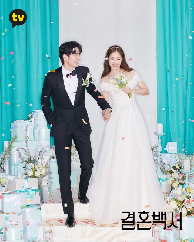 somosotaria's tweet photo. 15 》#WelcomeToWeddingHell
Mini dorama com 12 episódios com 35 minutos de duração. A temática sobre os preparativos de um casamento típico coreano é muito interessante. Além disso o casal é extremamente cativante e a gente só torce que resolvam as dificuldades e sejam felizes. https://t.co/yBt3Mgg6oW