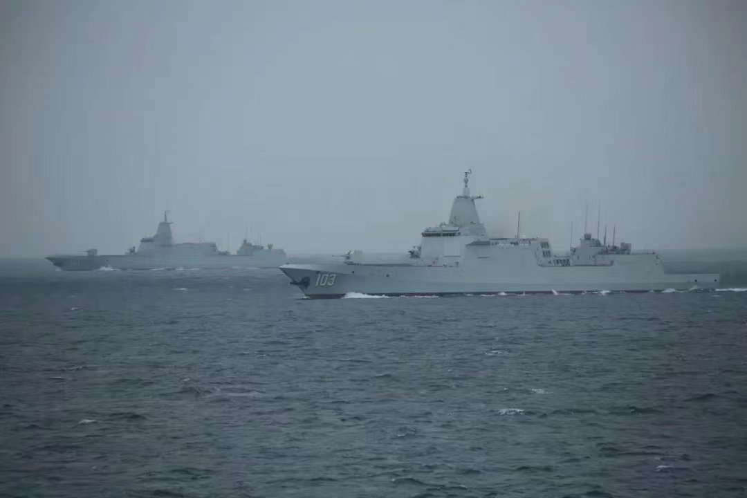 louischeung_hk's tweet image. Two Type 055 destroyers of the PLA Navy held live-fire drills in the eastern waters of Taiwan today. 
youtu.be/tGt3NpEn_uo