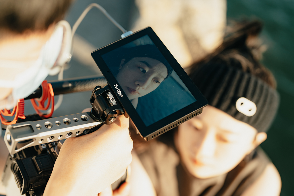 Portkeys_global's tweet photo. Even in the bright summer seaside, your beauty is still clearly visible on this LH5P II monitor. 👏☀️

Cr: 我都ok啊

#cameragear #camerasetup #videography #videographylife #sonya7iii #sonya7iv #sonya7siii #fx3 #portkeys #lh5pii https://t.co/PqoGPXEEQI