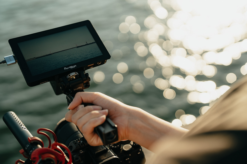 Portkeys_global's tweet photo. Even in the bright summer seaside, your beauty is still clearly visible on this LH5P II monitor. 👏☀️

Cr: 我都ok啊

#cameragear #camerasetup #videography #videographylife #sonya7iii #sonya7iv #sonya7siii #fx3 #portkeys #lh5pii https://t.co/PqoGPXEEQI