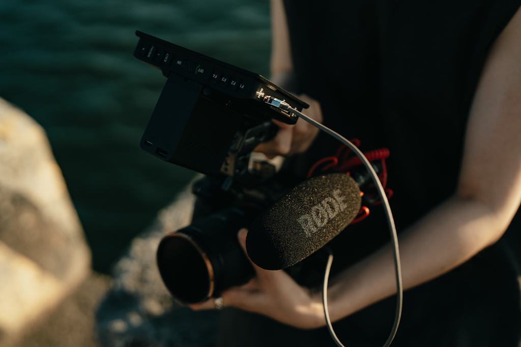 Portkeys_global's tweet photo. Even in the bright summer seaside, your beauty is still clearly visible on this LH5P II monitor. 👏☀️

Cr: 我都ok啊

#cameragear #camerasetup #videography #videographylife #sonya7iii #sonya7iv #sonya7siii #fx3 #portkeys #lh5pii https://t.co/PqoGPXEEQI