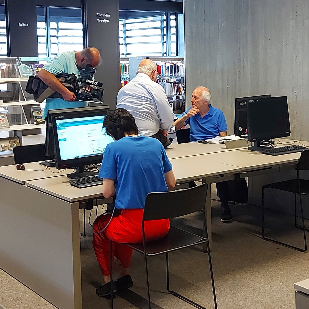 Van_Damme_Sara's tweet photo. @vrtnws op bezoek om Schepen @sofiebracke te interviewen over de e-inclusie werking van @Stadgent &amp; @District09Gent, de Gentse #Digipunten waar je hulp krijgt bij digitale vragen en #Einclusie middelen van @BartSomers
@ABB_Vlaanderen voor #lokalebesturen! https://t.co/cuk6nesjU1 https://t.co/Etb3dJzRNe