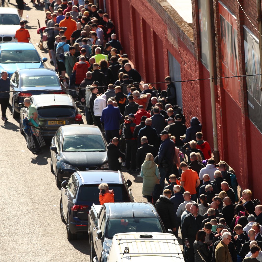 🎟 The queue for away tickets began after the FT whistle last night, with loyal supporters waiting more than ten hours overnight to secure a seat at the AFAS Stadion

What an effort, guys 👏🏻

🇪🇺 | #UECL | #UnitedInPursuit