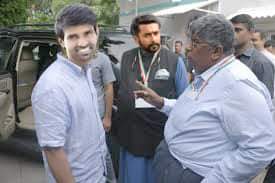 erodaivillage's tweet image. ஒரு படம் எடுக்க எவ்வளவு செலவு ஆகுது.

குத்து மதிப்பா 200 கோடி.

ஒரு வருஷத்துக்கு, 100 படம் என்றால்
20,000 கோடி மிச்சம் ஆகுது.

பத்து வருடத்தில் தமிழ்நாட்டு கடனையே அடைத்து விடலாம்.

சினிமா எடுப்பதெல்லாம் சுத்த வேஸ்ட்..
விவசாயம் பார்க்க போங்க.