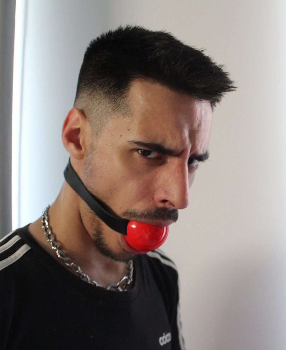 SafeAndBound's tweet photo. This ballgag is ridiculously HUGE!
But I'm sure @grey_bandana is glad I'm such a big mouth and that's why he decided I should keep it... https://t.co/EUXRolsWRT