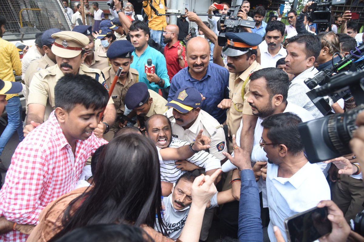 KambleRau's tweet photo. मुंबई, महाराष्ट्र, मराठी माणसांचा अनादर करणारे महामहीम राज्यपाल यांच्या  निषेधार्थ व केंद्र सरकारच्या धोरणांमुळे वाढती महागाई/  बेरोजगारी विरोधात मुंबई काँग्रेसचे अध्यक्ष मा.आ.भाई जगताप ह्यांच्या नेतृत्वाखाली महाराष्ट्राच्या  राजभवनास  घेराव 
  जय कंग्रेस🇮🇳🇮🇳
@milinddeora https://t.co/Tjgz9ms5YZ