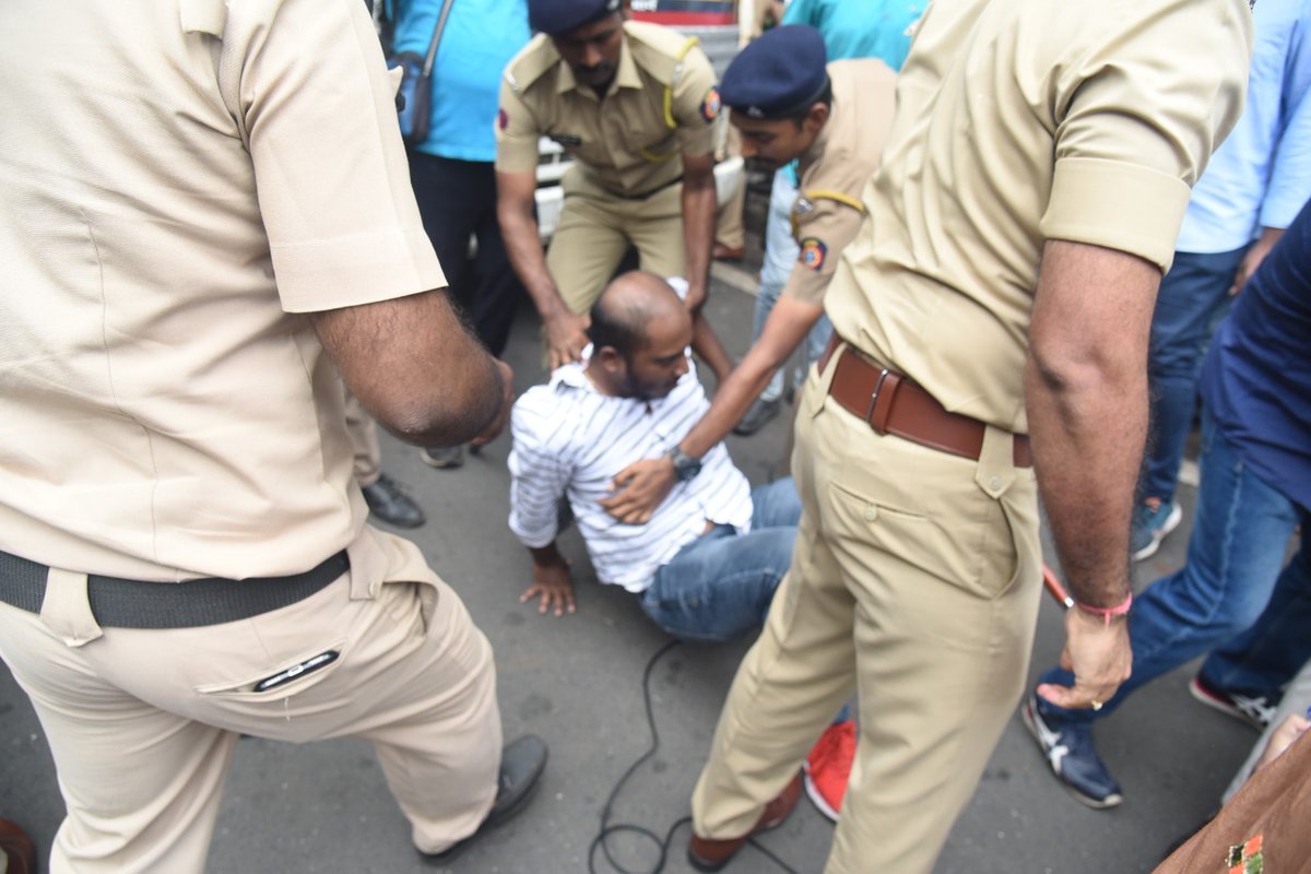 KambleRau's tweet photo. मुंबई, महाराष्ट्र, मराठी माणसांचा अनादर करणारे महामहीम राज्यपाल यांच्या  निषेधार्थ व केंद्र सरकारच्या धोरणांमुळे वाढती महागाई/  बेरोजगारी विरोधात मुंबई काँग्रेसचे अध्यक्ष मा.आ.भाई जगताप ह्यांच्या नेतृत्वाखाली महाराष्ट्राच्या  राजभवनास  घेराव 
  जय कंग्रेस🇮🇳🇮🇳
@milinddeora https://t.co/Tjgz9ms5YZ