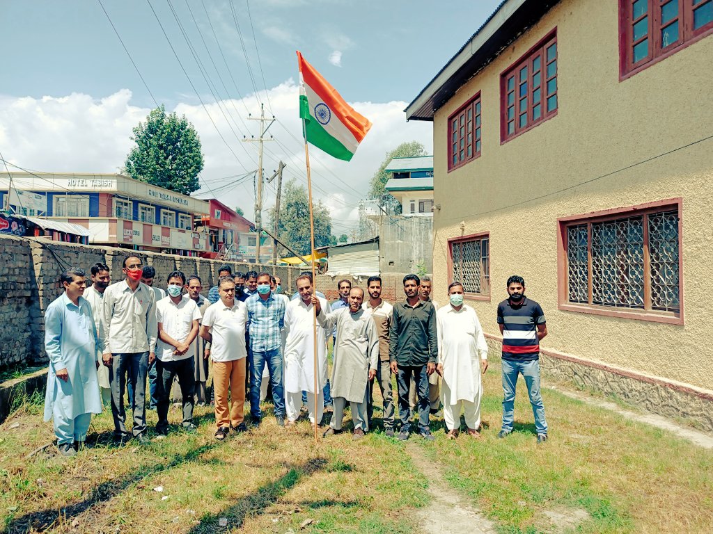ShopianDivision's tweet photo. Azadi Ka Amrit Mahotsav Flag Ceremony at Irrigation Division Shopian!@ifckashmir @CWCOfficial_FF @Jalshakti_JK @AshokParmar_IAS @dmshopian https://t.co/3dSOxXa0qK