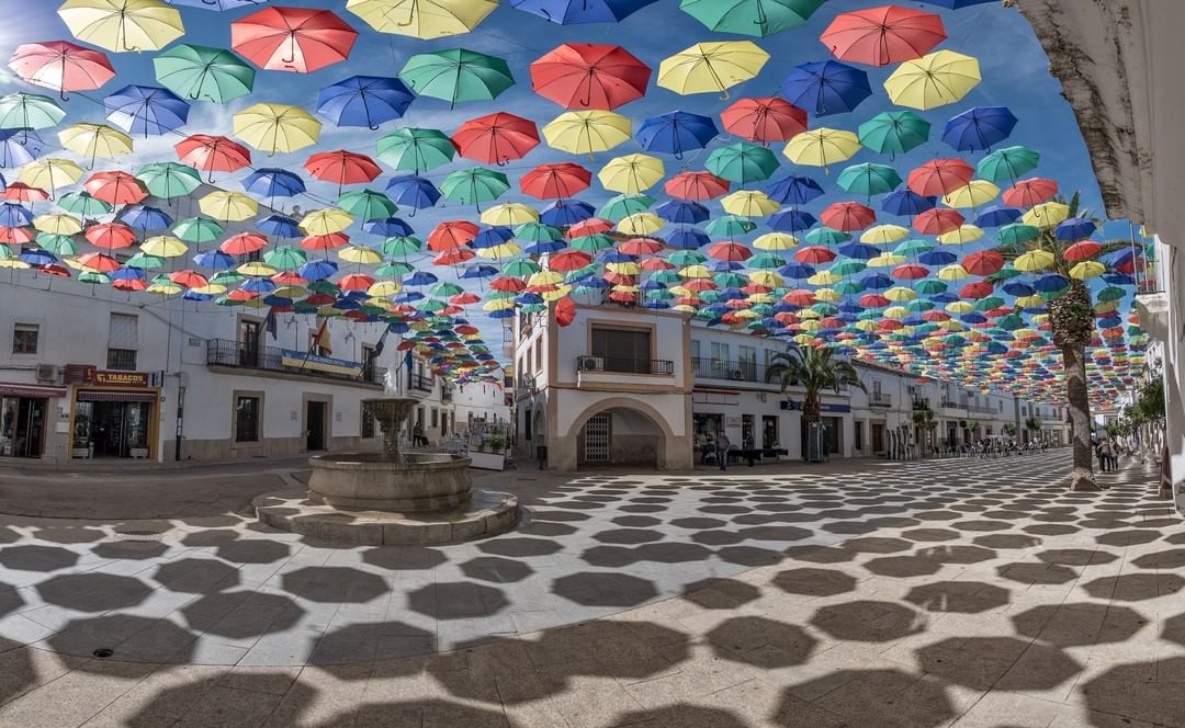 Fantástica iniciativa del Ayuntamiento de Malpartida de Cáceres. No deja de sorprendernos la Plaza de los Paraguas. Un motivo más para acercarse por Cáceres y en concreto a Malpartida. 
Foto: Oficina Turismo Malpartida de Cáceres