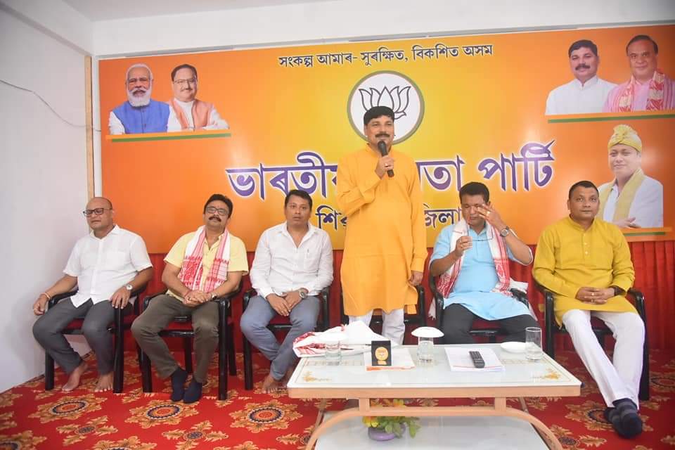 BjpSivasagar's tweet photo. ভাৰতীয় জনতা পাৰ্টি, অসম প্ৰদেশৰ সন্মানীয় সভাপতি শ্ৰীযুত ভৱেশ কলিতা ডাঙৰীয়াৰ উপস্থিতিত শিৱসাগৰ জিলা বিজেপিৰ সন্মানীয় সভাপতি শ্ৰীযুত ময়ুৰ বৰগোঁহাই ডাঙৰীয়াৰ সভাপতিত্বত জিলা মুখ্য কাৰ্য্যালয়ত এক বিশেষ সাংগঠনিক সভা অনুষ্ঠিত হয়।
@BJP4India 
@narendramodi 
@JPNadda 
@BJP4Assam https://t.co/URIwWX7sLx