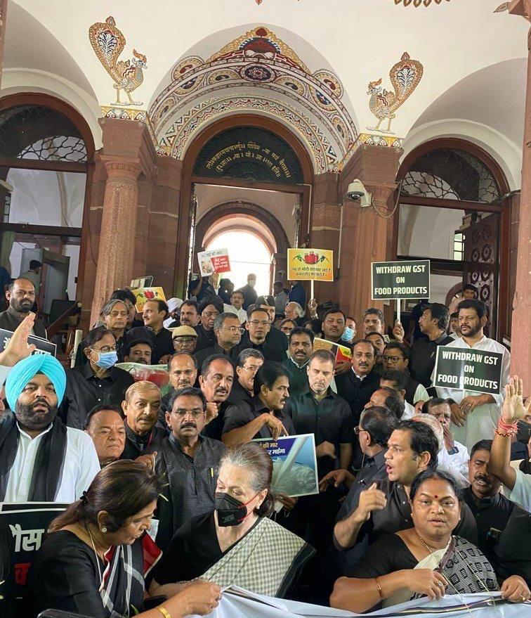 INCIndia's tweet photo. संसद से हुँकार, कांग्रेस है तैयार।

#महंगाई_पर_हल्ला_बोल https://t.co/vJ1iDRGx4l