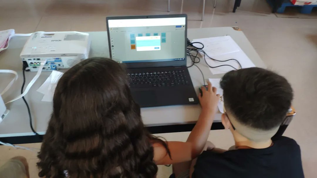 OmniaSeu's tweet photo. Aquest setmana amb el @casal_municipal_laseu hem fet un taller col•laboratiu.Un taller sobre l'ús #responsable de la #tecnologia.Entre tots hem creat un decàleg utilitzant una eina #tic que es diu #jambord per fer veure què la tecnologia és positiva, però no ens pot #atrapar https://t.co/VBPxWW4ynh