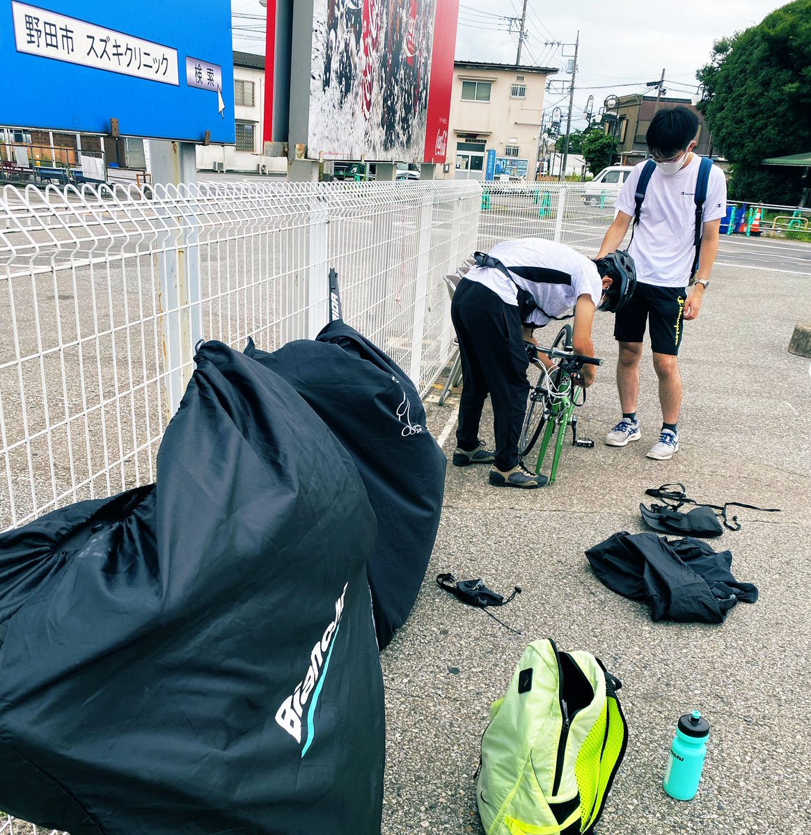 NUCEcycling's tweet photo. 後輩の輪行を手伝う先輩🧑🏻‍🎓 https://t.co/FRan6meEcS