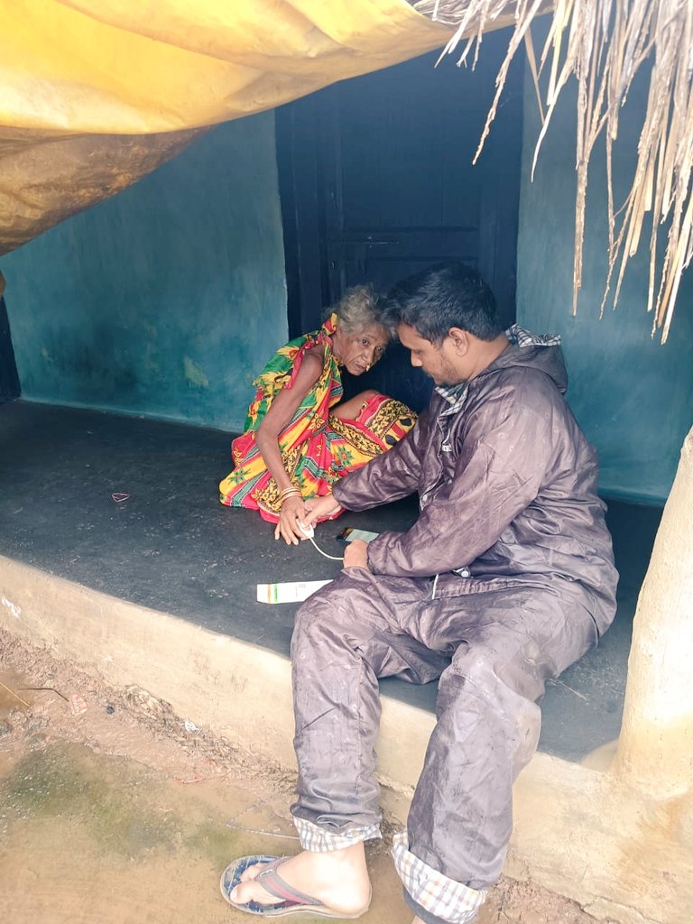 CPMG_Odisha's tweet photo. #Power of @_DigitalIndia :Smt. Dali Merdhamalia of Dumuriguda village under Doraguda GP of Rayagada Dist could not visit any Bank to get her pension. Team #DoP with #IPPB reached her home and paid her pension through #AEPS. #ServiceToManKind  #AspirationalDistrict #CitizenCentric https://t.co/r9JdIn5YXn