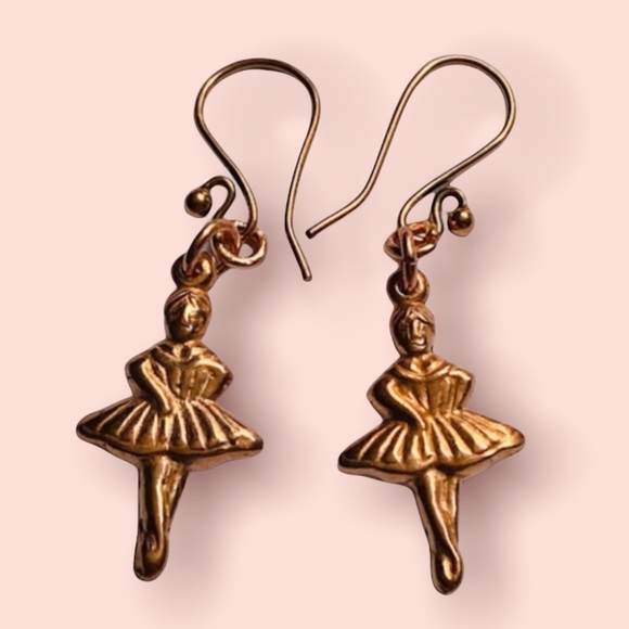 AireDeb's tweet photo. So good I had to share! Check out all the items I'm loving on @Poshmarkapp from @lotus_stores @AddicatDesigns #poshmark #fashion #style #shopmycloset #lotusblossom #handcrafted: https://t.co/q3Zavsd6ng https://t.co/VWLypAbDRy