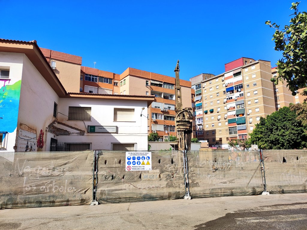 BarriosMalaga's tweet photo. NO QUITÉIS LOS ÁRBOLES ♥️
🌳Este es el mensaje q pusieron l@s vecin@s a @Gemmadelcorral @Javi_Guti_ @mambientemalaga 
🌳Como veis en el antes y después, ignoraron el SOS
🌳En CEIP Ardira @malaga, quitan árboles a los niños, después irá @malagacomotq a dar concienciación ambiental https://t.co/x4fAux7AdC