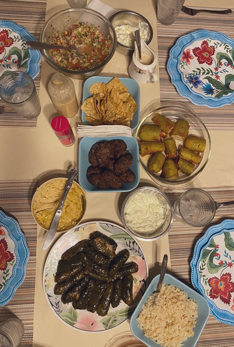 flora_karam's tweet photo. Y si! Definitivamente la comida Arabe es la más deliciosa #comidaarabe #Libano #Turquía #tabule #taratur #kafte #jocoque #hummus https://t.co/O5cd5XUyDj