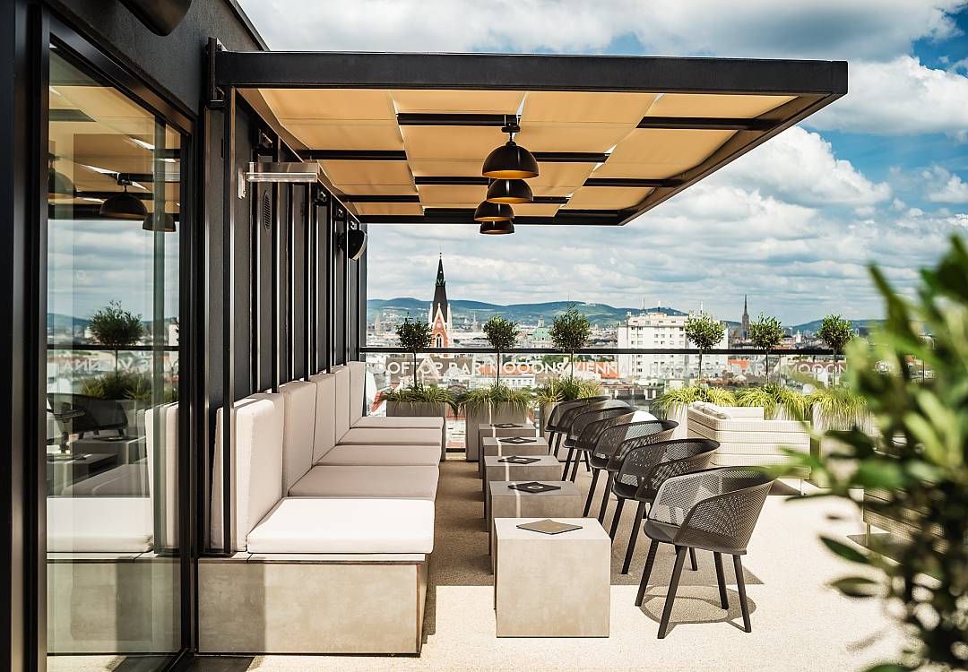 WienInfoB2B's tweet photo. Unser Wochenend-Tipp: Ein Besuch der neuen Dachterrasse des Hotel #MOOONS am Hauptbahnhof! 🌙🍸 Neben ausgefallene Cocktails wartet dort ein spektakulärer Ausblick auf die Dächer Wiens. Mehr Infos: https://t.co/NQEUHNe6Lv © MOOONS Vienna #FlywithustheMOOONS #Vienna #ViennaNow https://t.co/FSvr39KrEy