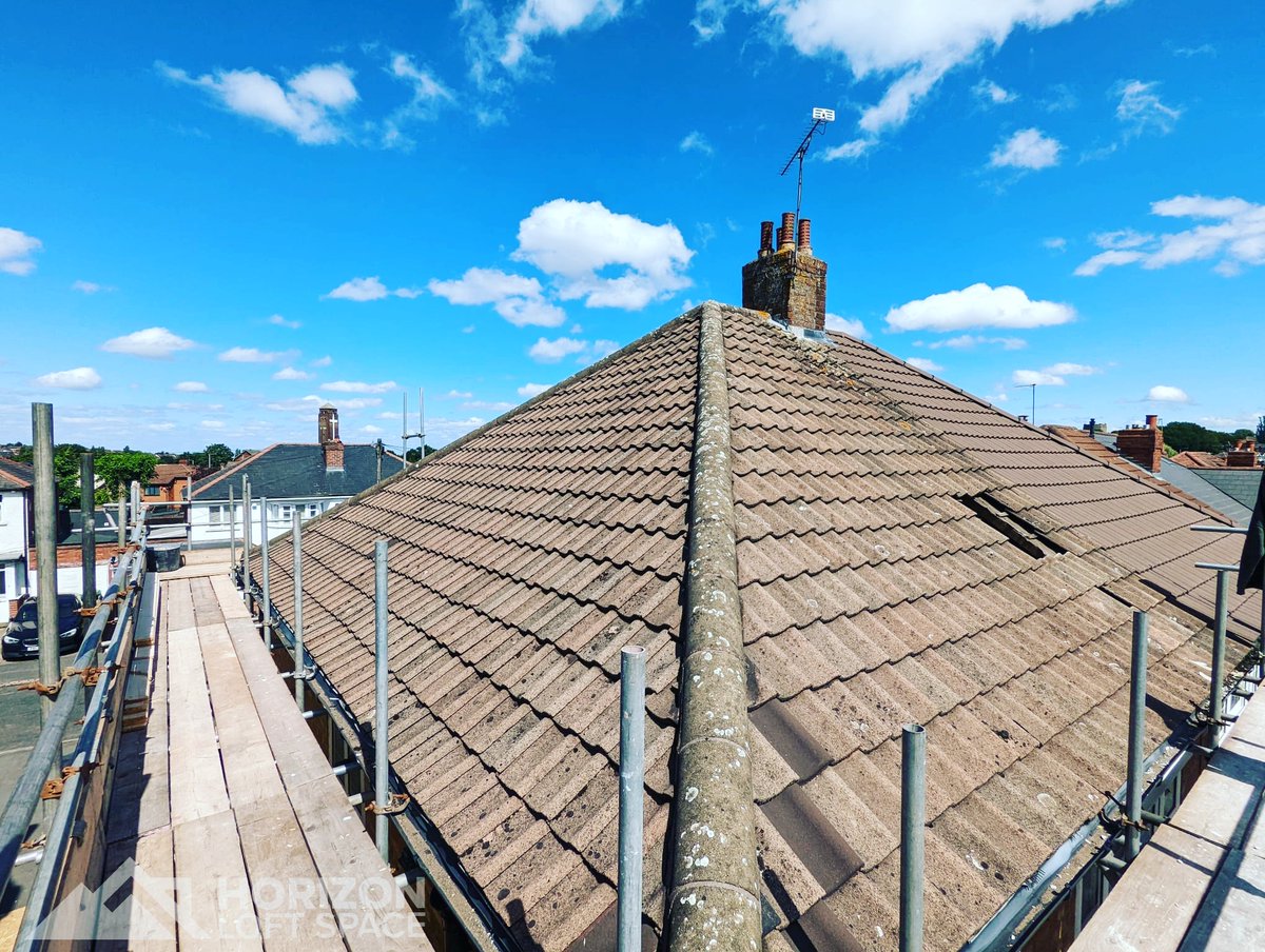 Bright blue skies at our new hip to gable project in Oldbury. Let the work begin! 👊🏻#horizonloftspace #newproject #loftconversion #loftconversionspecialists #masterbedroom #ensuite #trustmark #veluxcertifiedinstaller #dontmoveimprove #homeimprovements #moveupnotout