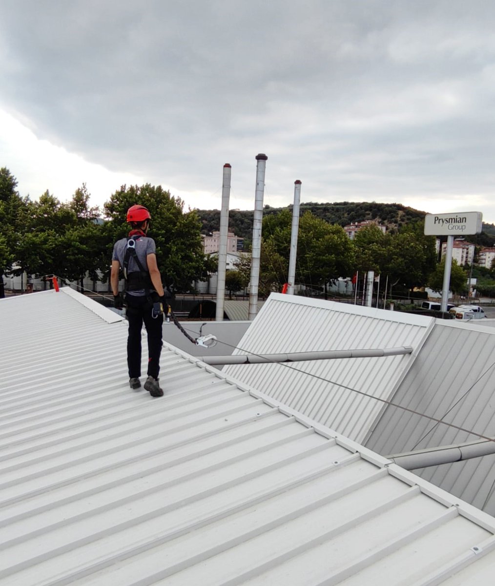 Çatı Üzeri Kalıcı Yatay Yaşam Hattı; Firma çatılarında bulunan baca, oluk, güneş paneli gibi bölgelerin temizliği için yapılacak çalışmaların güvenli şekilde tamamlanması için çatı üzerine kurulu yaşam hatlarına ihtiyaç duyulmaktadır.

#yüksekteçalışma #varfsafety