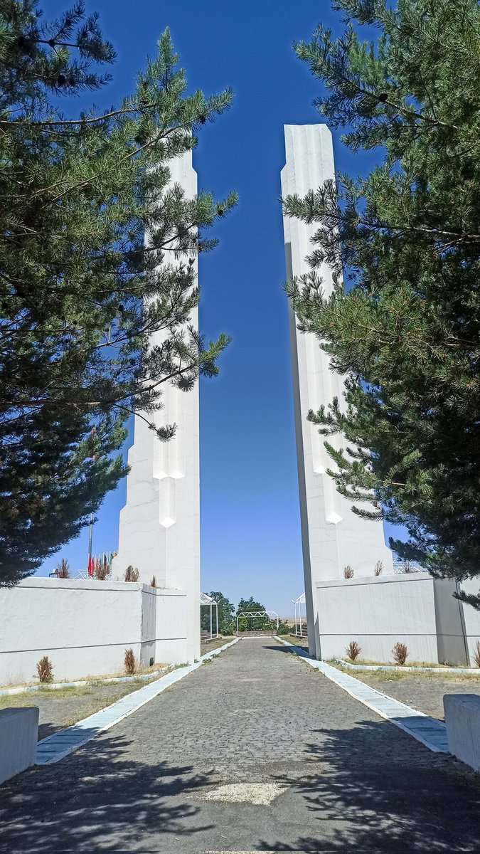 Anadolu'nun sadece bir kapısı var o da Malazgirt. Savaş alanını ve Anadolu kapısını görmeniz için sizi Malazgirt'e davet ediyoruz...
#AnadolununkapısıMalazgirt
<a href="/RHisarciklioglu/">Rifat Hisarcıklıoğlu</a>