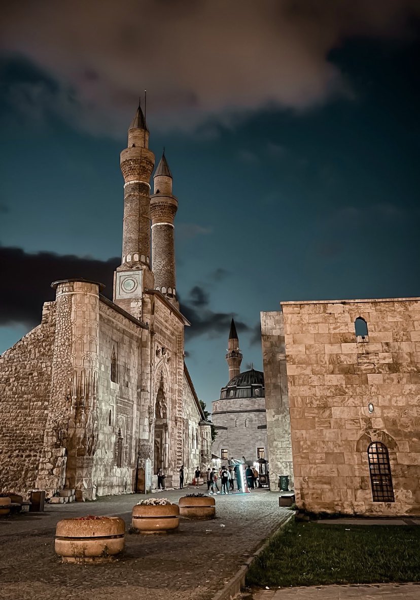 “İçini sevda yakmış dışını ayaz, Baş eğmez haksızlığa delidir biraz. Dudağında bir türkü,elinde de saz, Onun adına bizde Yiğido derler.”

#DünyaSivaslılarGünü kutlu olsun.🔴⚪️