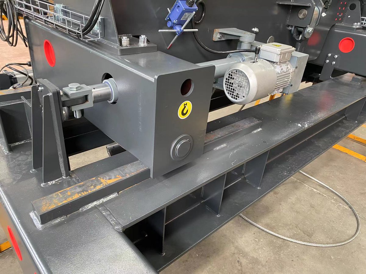 A hoist that can move back and forth, left and right
 #lifting #liftingequipment #cranes #cranelife #construction #industrialservices #engineering #heightsafety #projects #quality #WORLDHOISTS #hoists #winch