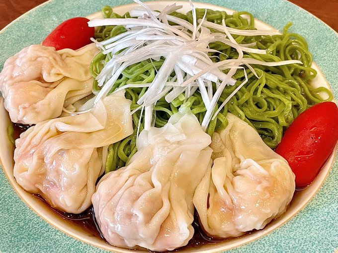 南粤美食さんの海老ワンタンのヒスイ冷麺(二玉
単品の場合麺を増やせる
麺がはっきりしてて美味い
よくある日本の感じとは違うのがよき
トマトがよく合う
今日までみたいなこと言ってたけど、もしかしたら伸ばすかどうか検討中とのことなので、食べたい人は今日中にLINE推奨 