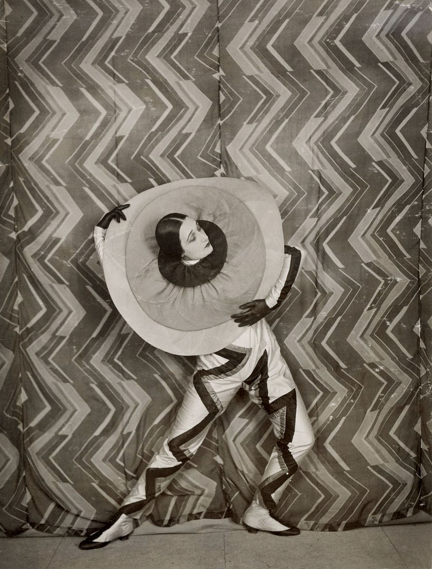 womensart1's tweet image. Lizica Codreanu wearing the Pierrot-Éclair costume designed by Sonia Delaunay, on the set of René Le Somptier's 1926 film 'Le P'tit Parigot #WomensArt