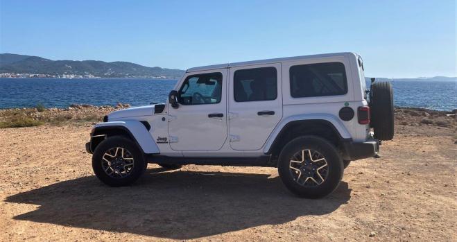 CocheGlobal's tweet photo. 🚘 #CarReviewRating
Probamos en Ibiza el primer Jeep Wrangler híbrido enchufable, un 4x4 radical que puede entrar en el centro de la ciudad con etiqueta Cero https://t.co/3gxLVYHdWQ https://t.co/RLOI1BKGKx