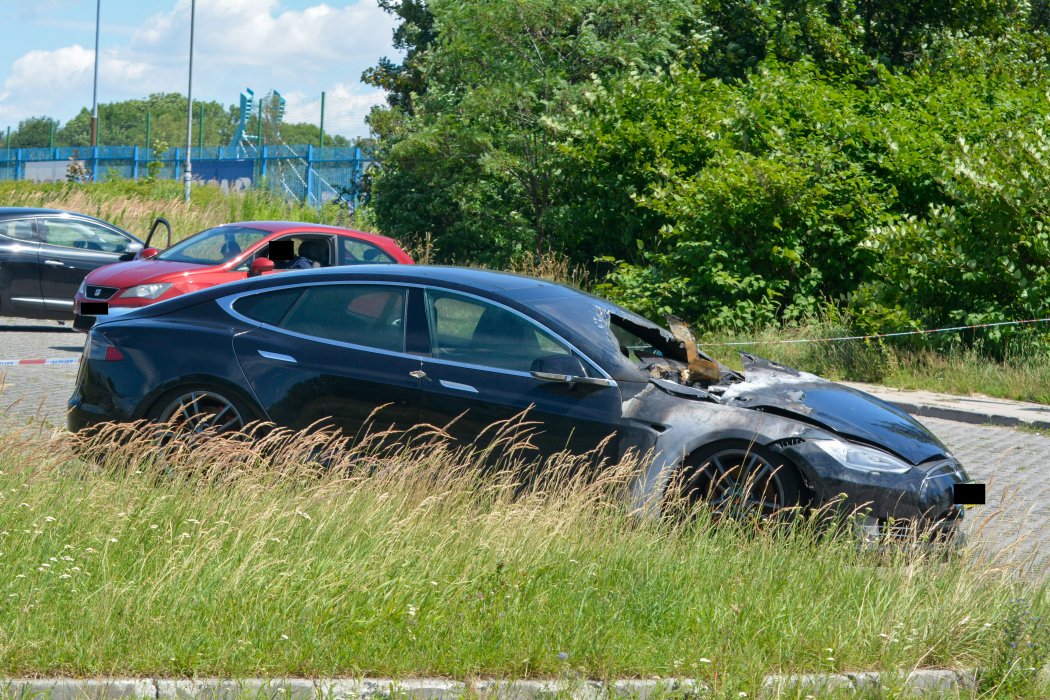 ekoterroryzm's tweet photo. Fajne te procedury gaszenia płonących elektryków. Krótko i łatwo 🙃
>Schładzanie przez godzinę
>kontrola kamerą termowizyjną i pirometrem
>po odholowaniu policja pilnuje ugaszone auto przez 48h
>koniecznie w oddalonym miejscu, bo jeszcze może pier*olnąć xD
https://t.co/WBzH4mtMMD https://t.co/IY6RTSzBPc